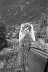 Jernbanebroen på Miland sett fra lokomotiv. På den andre sid