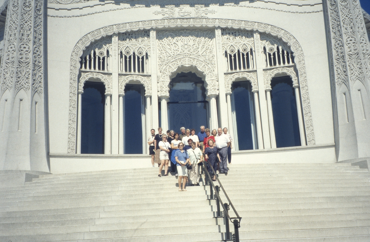 En grupp människor står på en bred trappa framför en stor och vackert utsirad vit byggnad. USA mellan den 4-11 september 1998.