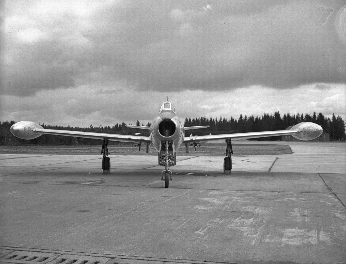 Republic F-84 Thunderjet, rett forfra.