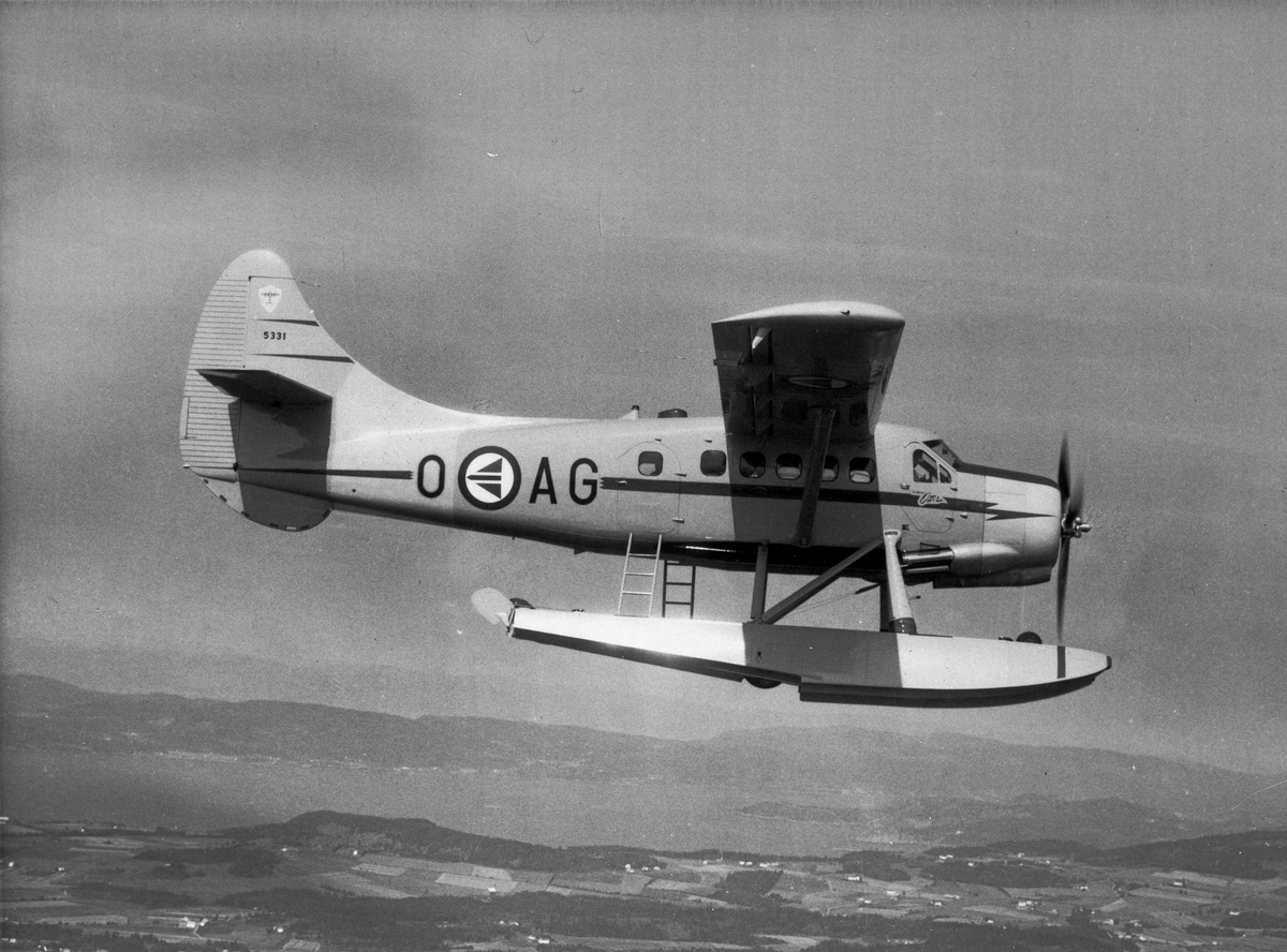 De Havilland Canada DHC-3 Otter med flottører i luften.