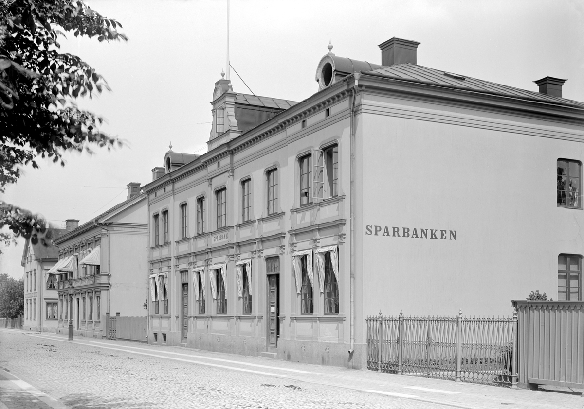 Linköpings sparbank på nuvarande adress Sankt Larsgatan 19. Byggnaden uppfördes som bank 1860 av byggmästare Jonas Jonsson, som även stod för ritningarna i för denne så typiska empirestil. Sparbanken kom att driva sin verksamhet i huset tills det nya bankhuset strax intill stod färdig 1911. Tiden är omkring förra sekelskiftet.