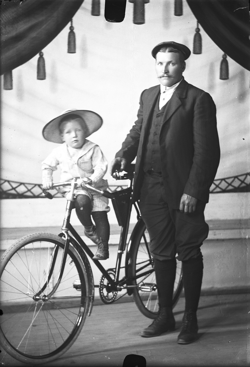 Portrett av mann og gutt med sykkel