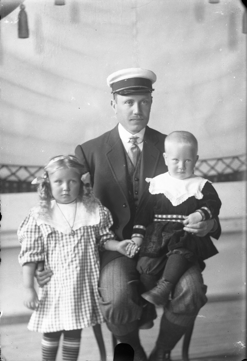 Portrett av mann med to barn