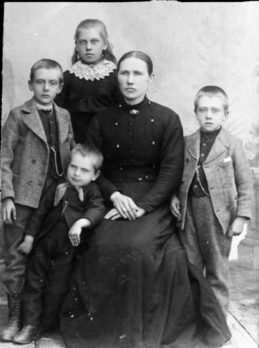 Portrett av kvinne med fire barn