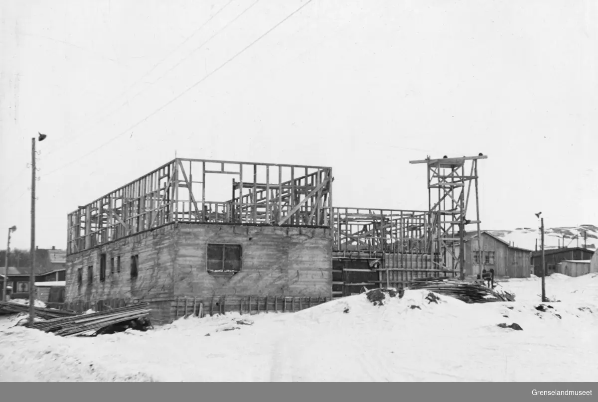 Oppføring av Kvartal 1 i Kirkenes etter Krigen, her ser vi fyrhuset fra vest, 28. februar 1948.