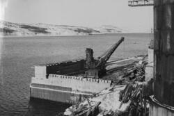 Innstøping av kranskinne på malmkaia, 17. mars 1948.