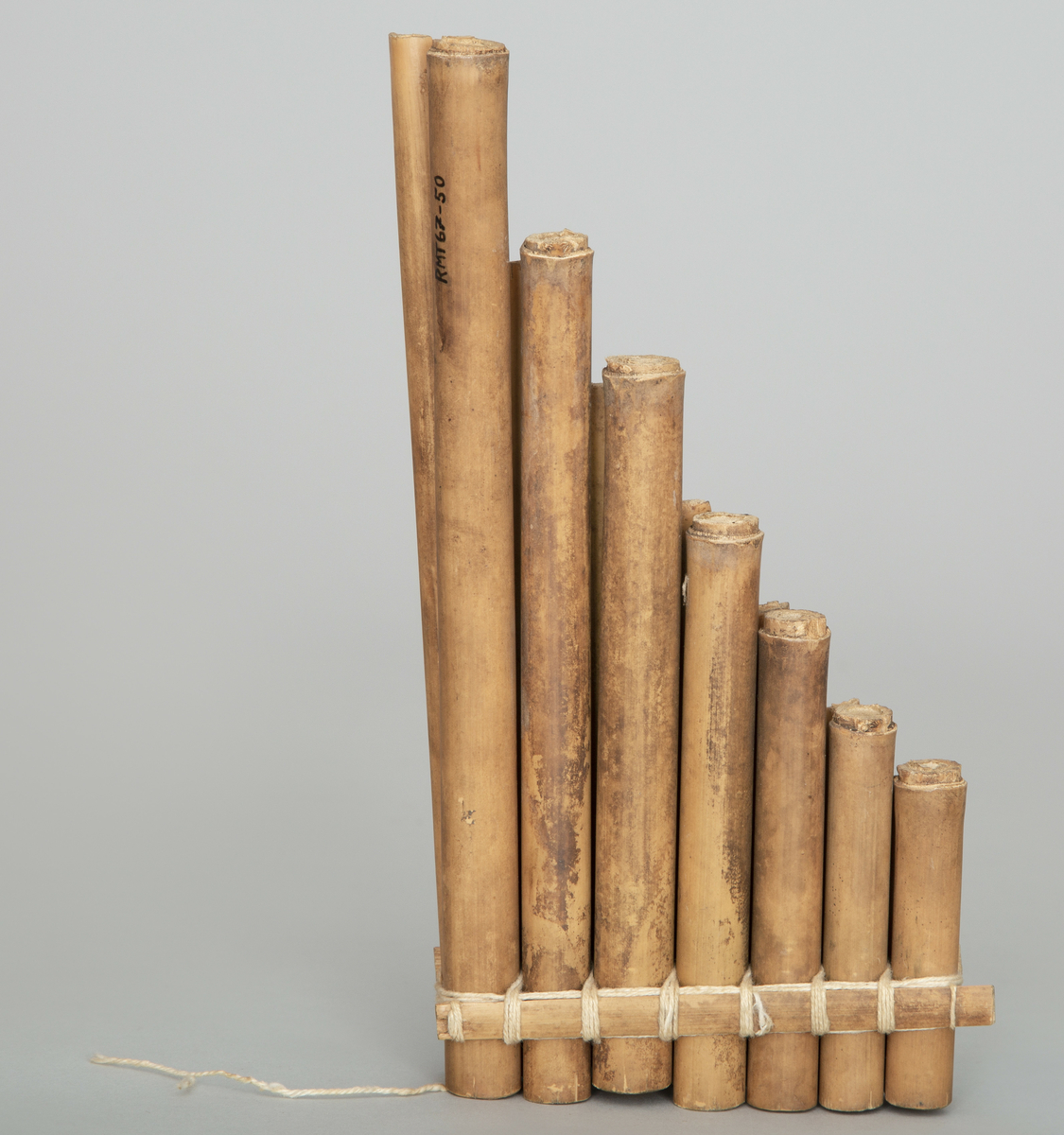 Fløyte som består av to rekker parallelle bambusrør av avtagende lengde. Syv rør i hver rekke. Bundet fast til hverandre i flåteform. Den ene raden åpen, den andre lukket.