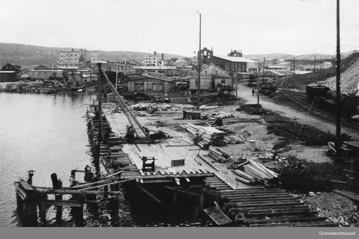 Bilde tatt under gjenoppbyggingen av Sydvarangers anlegg rett etter krigen. Kullkaia repareres, 12. juli 1948.