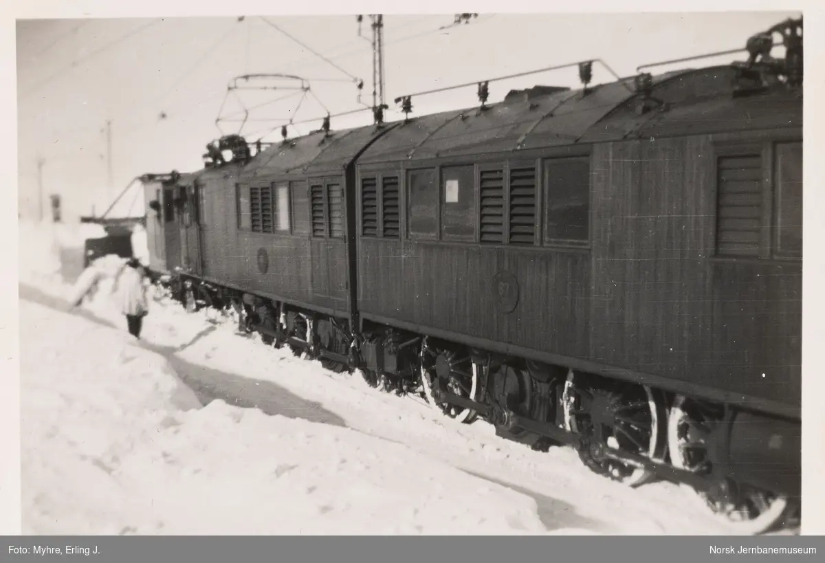 Snørydding på malmbanen med svensk elektrisk lokomotiv Of 67 og Of 66 med sporrenser