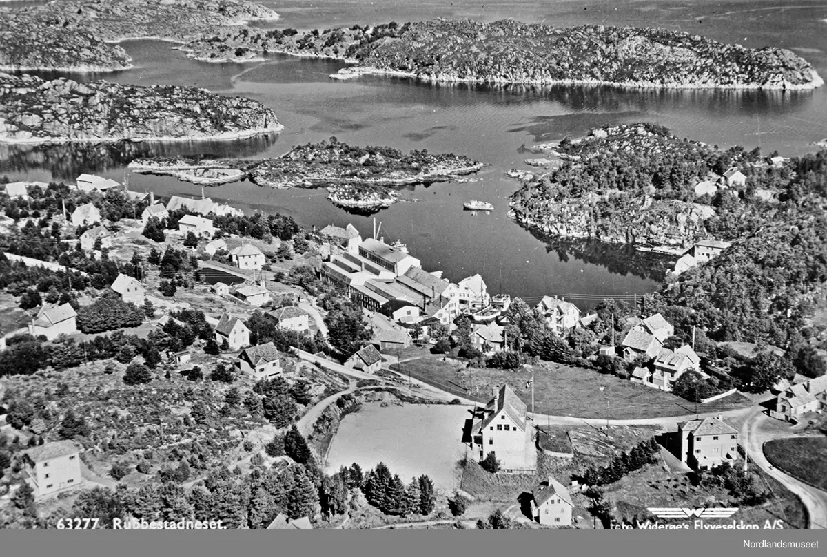 flyfoto-av-rubbestadneset-skole-med-idrettsplass-nordlandsmuseet