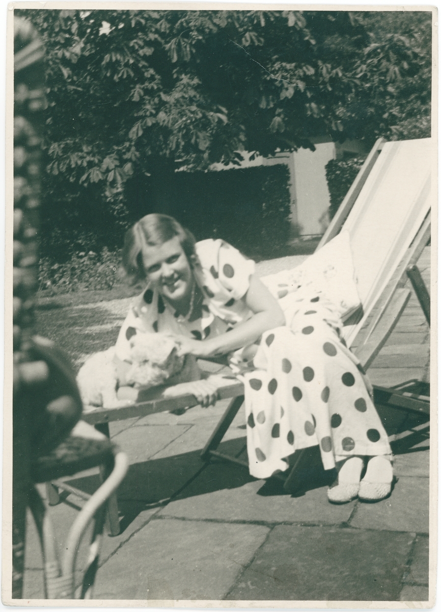 Ulla af Sandeberg i pyjamas, Holland 1934