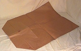 Två-lagrigt brunt papper med stämpel föreställande en naken man som brottas med ett odjur. Stämpeln är rund med företagsnamnet samt "Forshaga 1873" i en kant runt bilden.
:1 och :2 stämplade med "49".