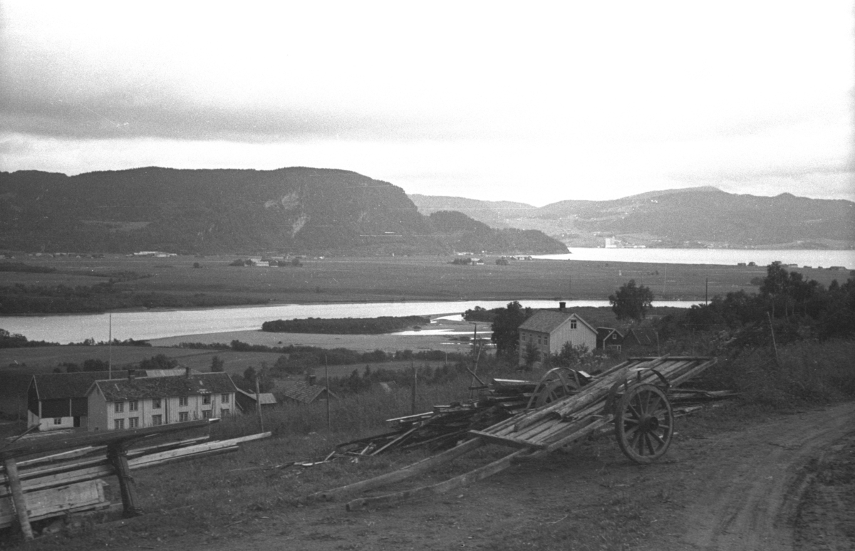 Gården til Simon Leinum, Leinan øvre med utsikt til Gaula og Øysand