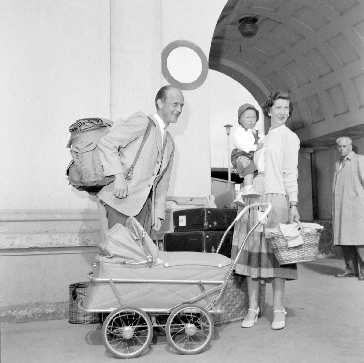 Thor Sesseng med familie på jernbanestasjonen