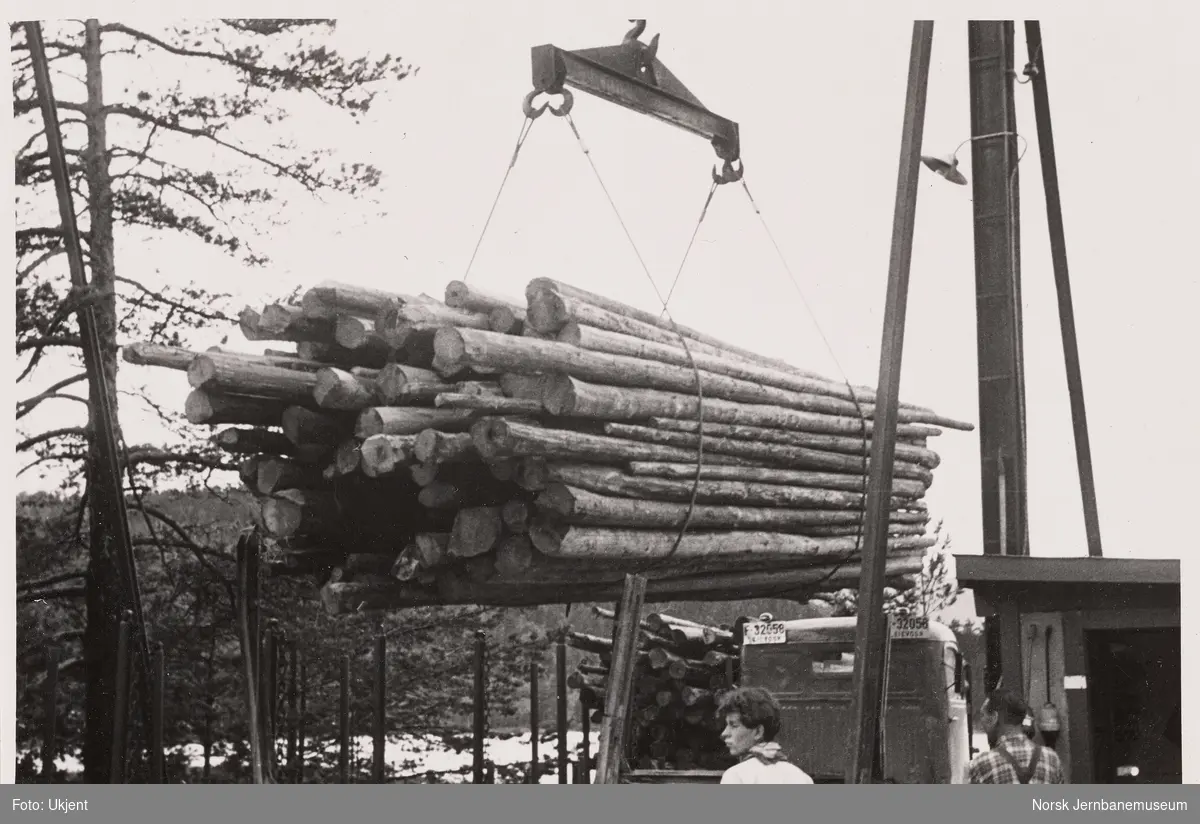 Omlasting av tømmer fra bil til tømmervogn på Langevannsoset sidespor mellom Rallerud og Sokna