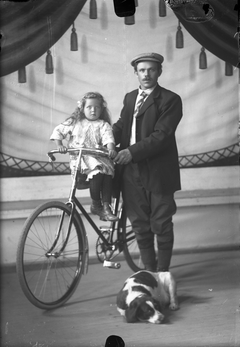 Portrett av mann og barn på sykkel