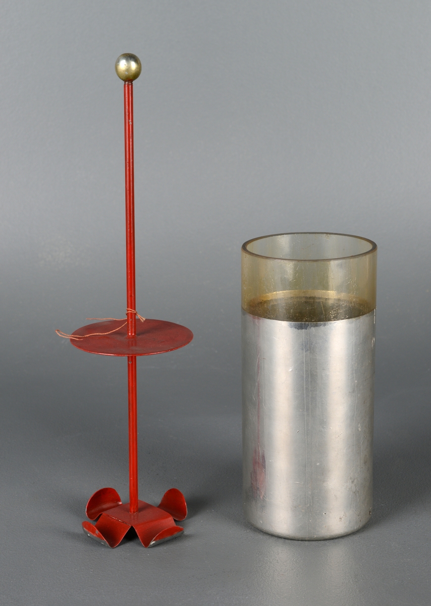 En glassylinder med aluminiumsbelegg rundt både på utsiden og innsiden. I glasset står det en rød metallstang med to krager. På toppen av stangen er det en metallkule. Brukt i undervisning for å demonstrere prinsippene for elektrostatikk.