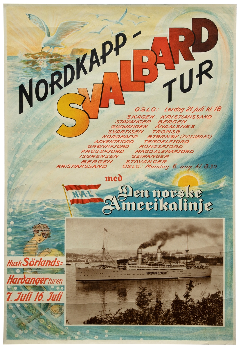 Et svart-hvitt fotografi av et skip (Stavangerfjord) er gjengitt på en pastellaktig tegning som viser måker ved et skjær øverst til venstre. I midten er det et tekstfelt. Under tekstfeltet er det himmel med sol og sjø med en havfrue til venstre for fotoet. Splittflagget for Den norske Amerikalinjen er plassert over fotografiet.
