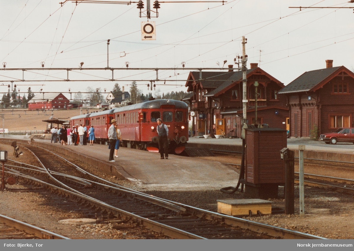 Styrevogn BFS 86, dieselmotorvogn BM 86 10 og BM 86 15 med ekstratog for jernbanepensjonister på Eina stasjon