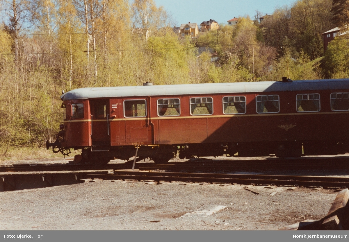 Dieselmotorvogn BM 86 25 ved lokomotivstallen på Notodden stasjon