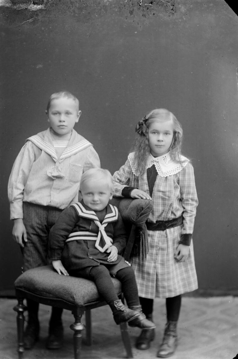 3 barn; Ingår i porträttsamlingen från Knut Wallins ateljé.