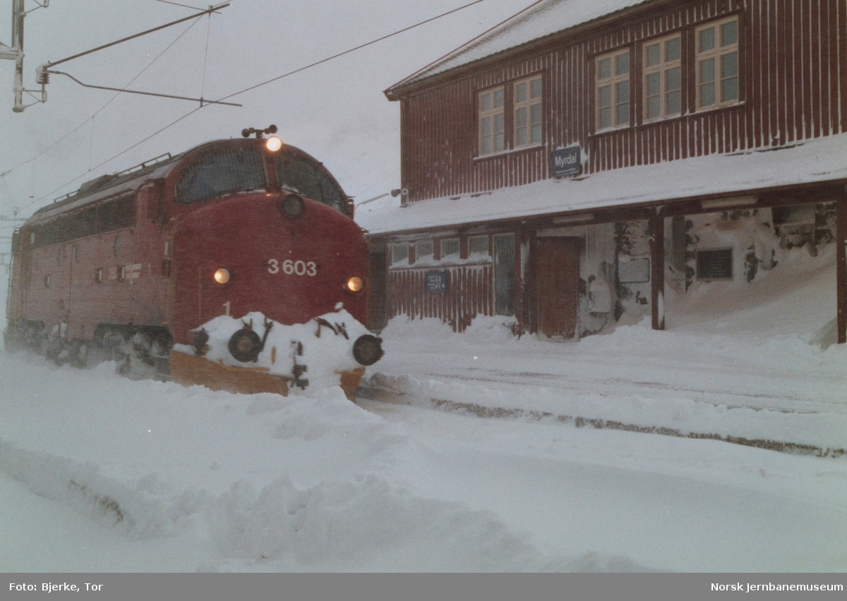 Diesellokomotiv Di 3 603 på Myrdal stasjon