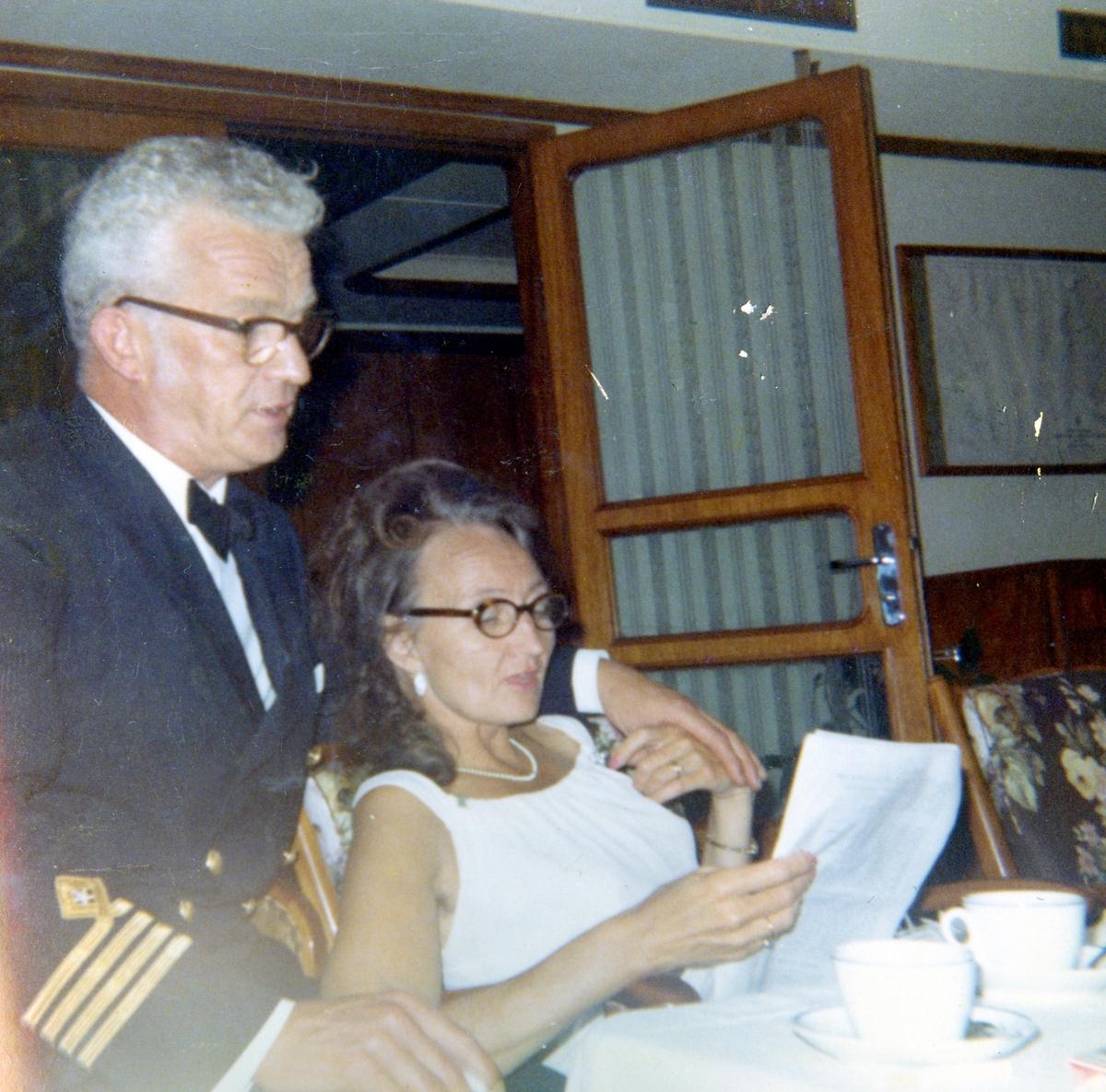 Sjökapten Björn Ekman (1913 - 1992) och hustrun Mary (1920 - 1988, född Ekdahl) befinner sig ombord på ett Transatlanticfartyg 1960-tal. Björn arbetade för rederiet Transatlantic i Göteborg.