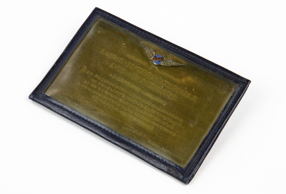 Plaketten är för hedersmedlemsskap i "ligue Internationale des aviateurs" för kapten Einar lundborg (1896-1931) plaketen förvaras i läderfodral.