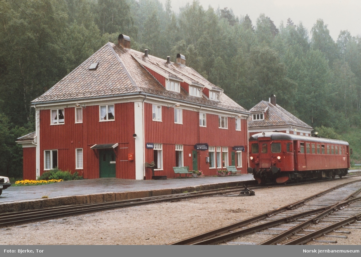Dieselmotorvogn BM 86 27 på Rødberg stasjon
