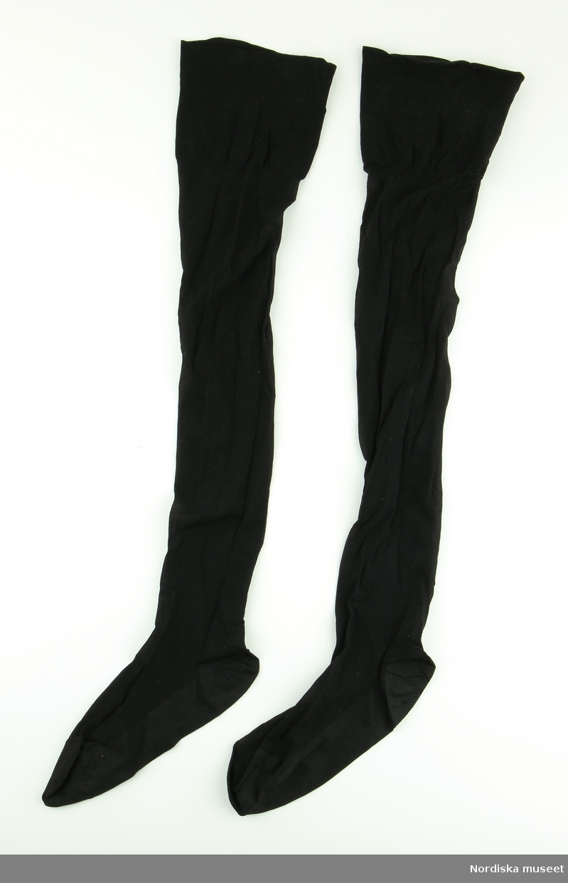 Ett par strumpor (a-b) av svart nylon, med förstäkt häl, sula och tå. Bred krage upptill.
/Magdalena Fick 2012-05-21