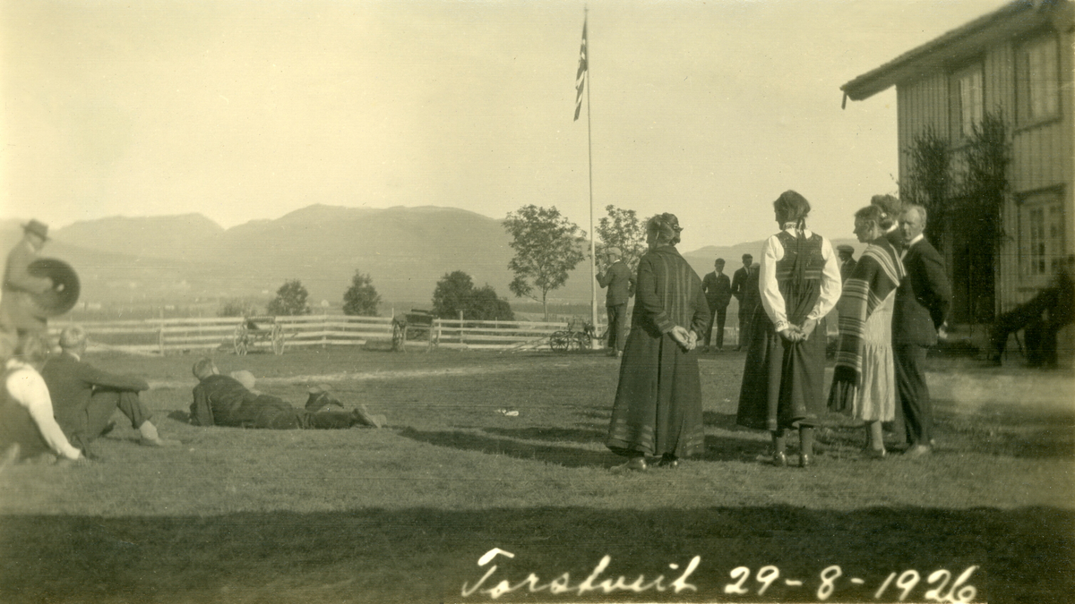 Samling på Torstveit 2. dagen av bryllaupet til Gunhild og Georg Grosvold, 29.8.1926