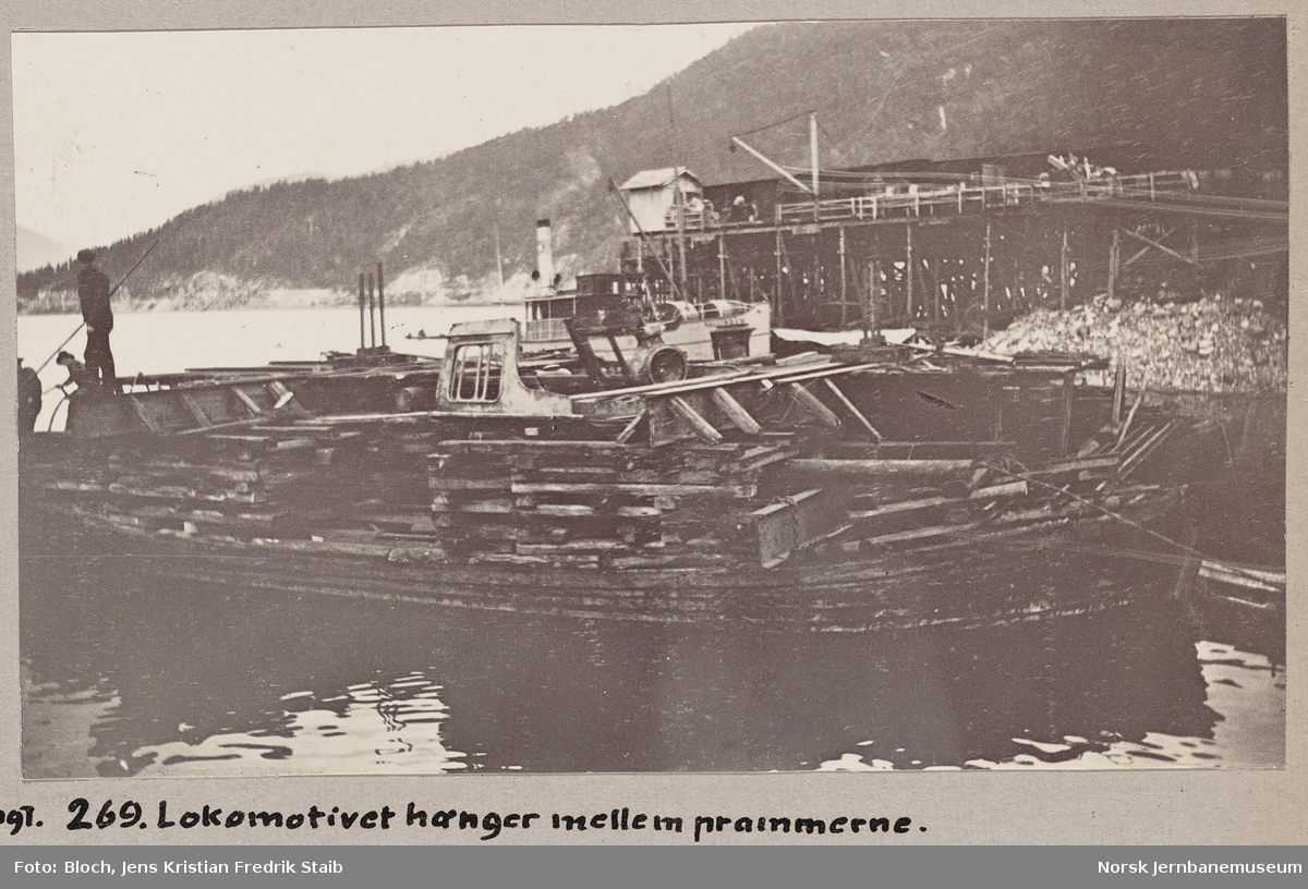 Arbeid med heving av damplokomotiv 21a nr. 182 som kjørte utfor brygga på Gulsvik 29.07.1909