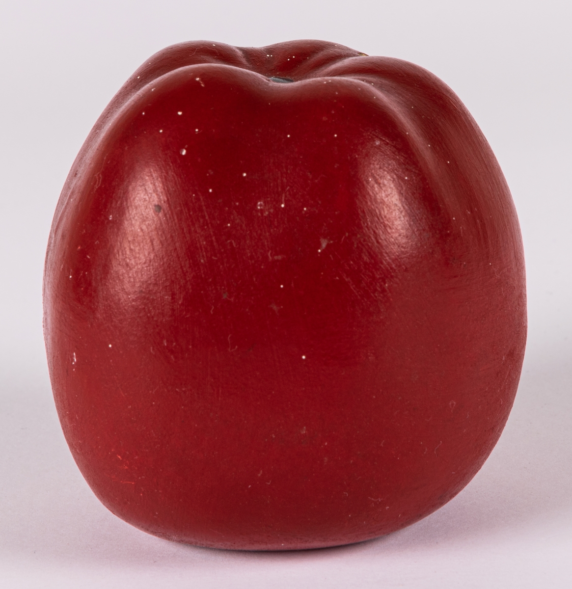 Sparbössa i form av ett rött äpple, tillverkad vid Bo Fajans. Modellen finns med i priskuranter från 1920-talet och framåt. Just denna sparbössa är med mycket hög sannolikhet tillverkad under första hälften av 1940-talet då det gavs bort som gåva 1946 eller 1947. Se vidare under Historik.