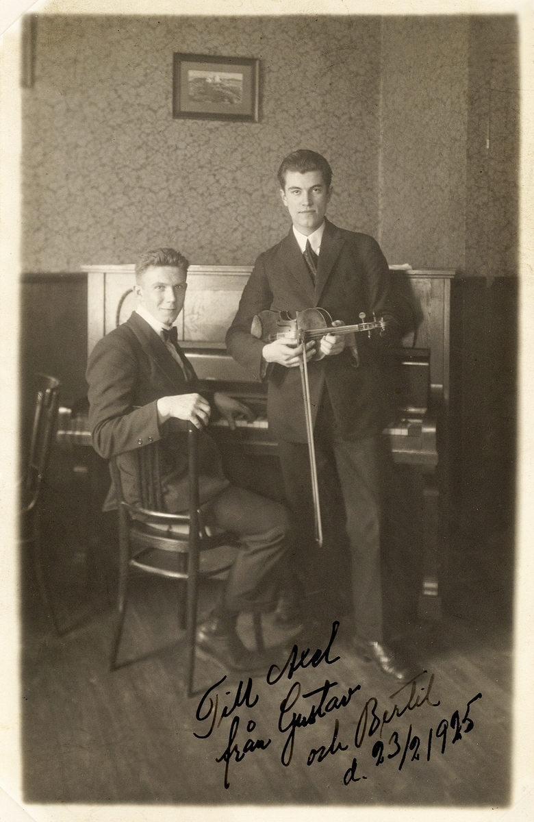 Två unga musiker med sina instrument, 1925.
Dedikation, nhh: "Till Axel från Gustav och Bertil d. 23/2 1925".