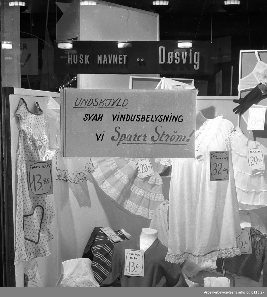 Mangel på elektrisk kraft. Strømsparing hos Døsvig manufakturhandel. Oktober 1959
