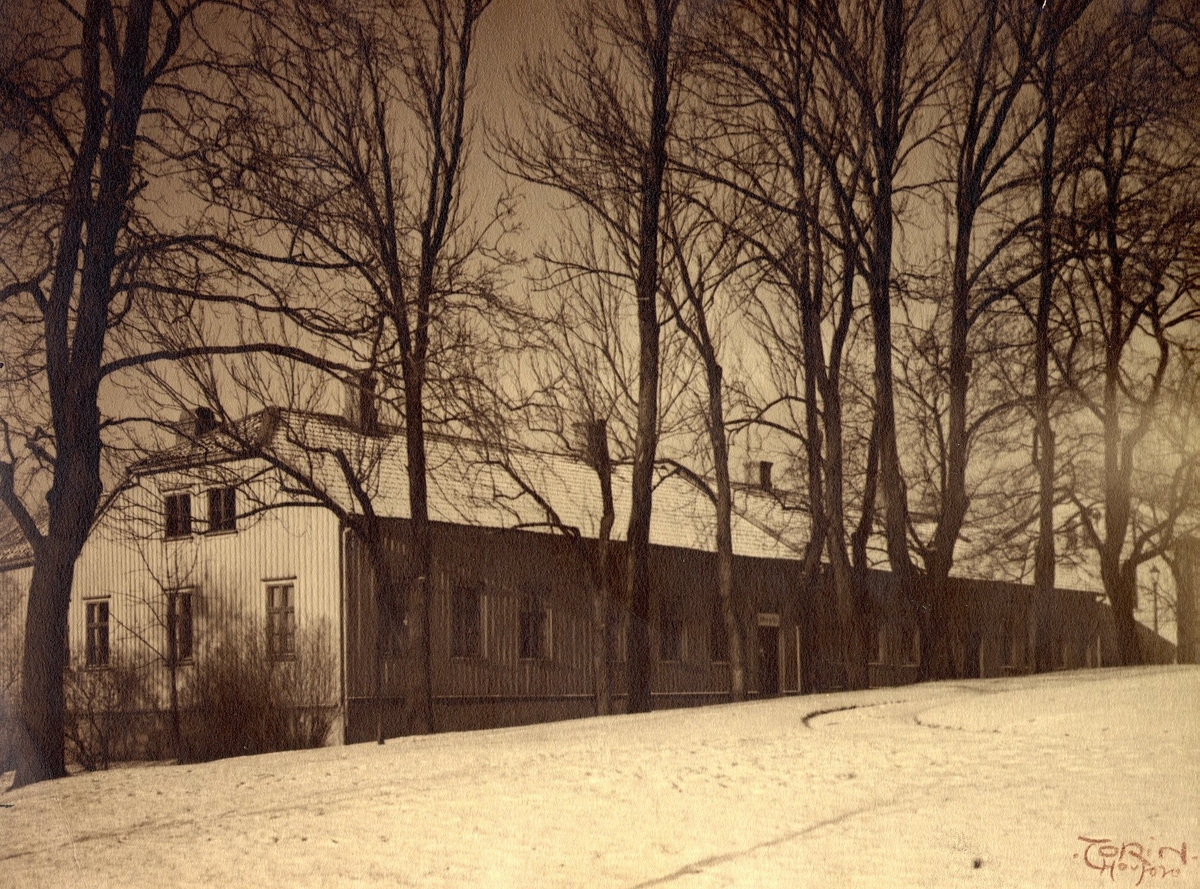 Gamla prästgårdaran vid Stora Kyrkogatan i kvarteret Kapella år 1935.