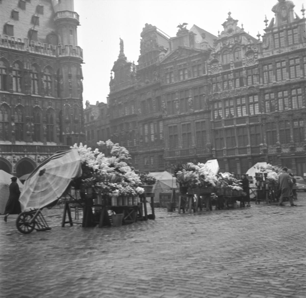 Marknad på torget i Brygge. Tyskland-Holland-Belgien 1938 ...