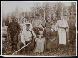 Hanna og Ole Nordraach med gamlemor og tjenestefolk.