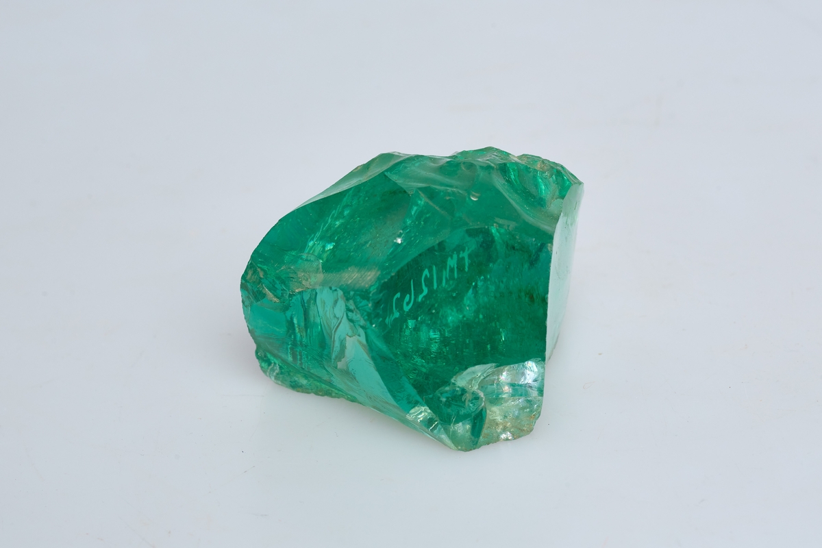 Glassbit, rest fra glassproduksjon? grønn