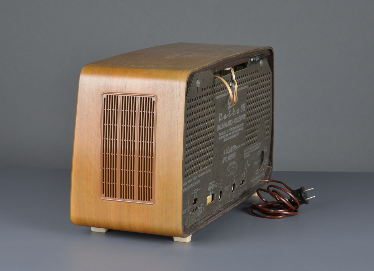 Radiomottaker i trekabinett. Modell Polka 813
Ble produsert i årene 1959 - 1961
2 kortbølge, FM og UHF
Høytalere i sidene på chassiet. 
Uttak for platespiller, lydbånd og ekstra høytalere bak. 
Strømforsyning: 110, 127, 150 og 220V
Produksjons nr: 171075