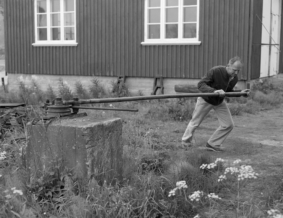 Innretning for bøying av jernstenger. Fra Glomma fellesfløtingsforenings driftsanlegg ved Furuholmen, på Varteig-sida av elva ved Glennetangen lenser (Furuholmen) i Østfold.