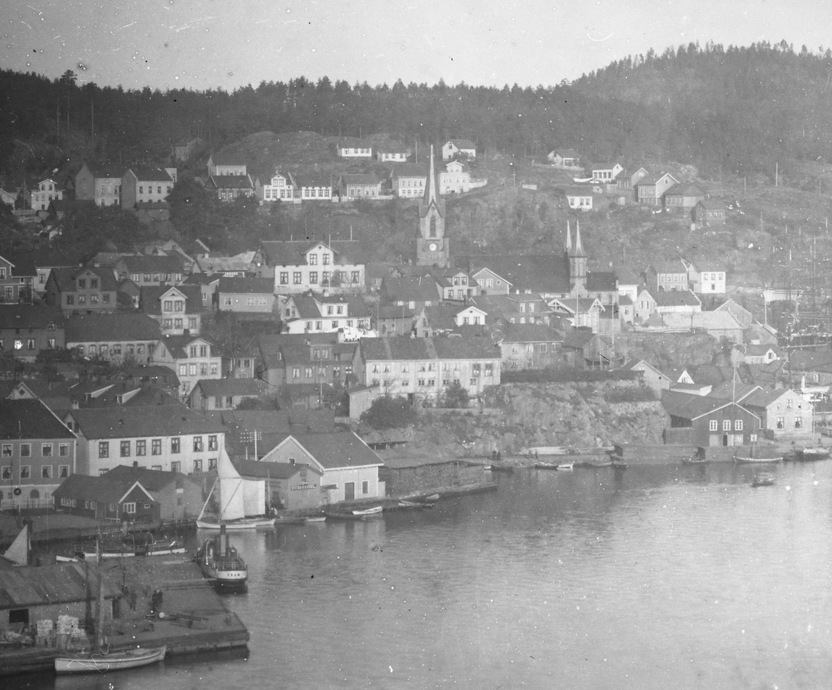 Kragerø by med Stilnestangen "Tangen" sett fra Øya (før bybrannen i 1886.