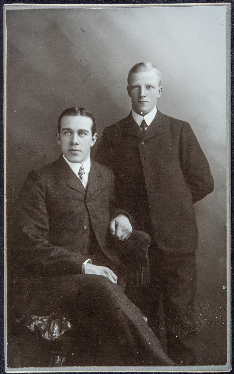 Gruppe 2 menn fra venstre Georg Smestad og broren Einar Smestad.