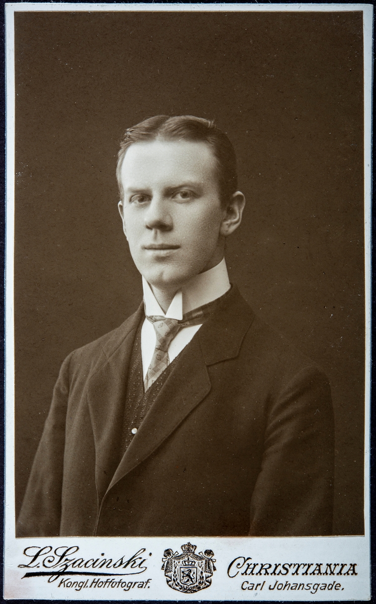 Portrett Harald Kristoffer Smestad ble født 2. september 1889. 
Etter avtjent militærtjeneste studerer han jus ved universitetet i Kristiania, 
Han døde høsten 1912, da var han fortsatt student ved det juridiske fakultetet.