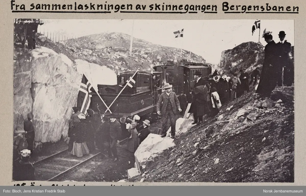 Markering av sammenlaskingen av skinnegangen på Bergensbanen, like øst for Ustaoset. Ekstratog med gjester østfra, trukket av damplokomotiv type 2a nr. 16, har ankommet