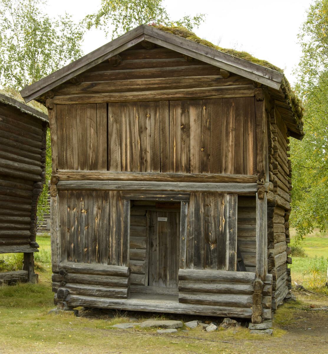 Klæbu, klæloft. Øverby, Tylldalen, 1690. I følge tradisjon, merker etter etter kulehull fra trefninger med svenskene i 1718, da svenskfinske karolinere trakk seg gjennom Tylldalen