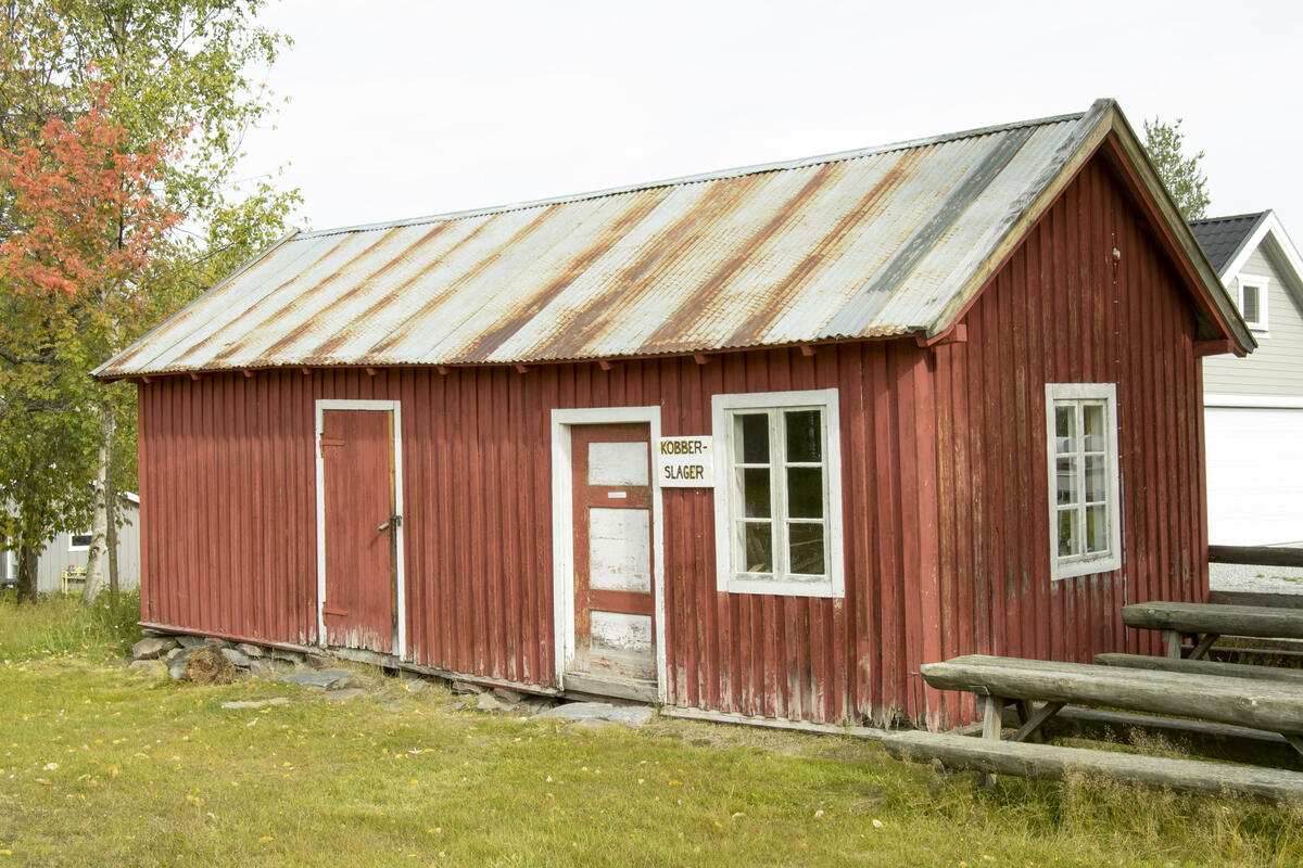 Skåle og eldhus. Rommer kobberslagerverkstedet etter E. Engesrønning (1909-1990), som var kobber- og blikkenslager på Tynset.