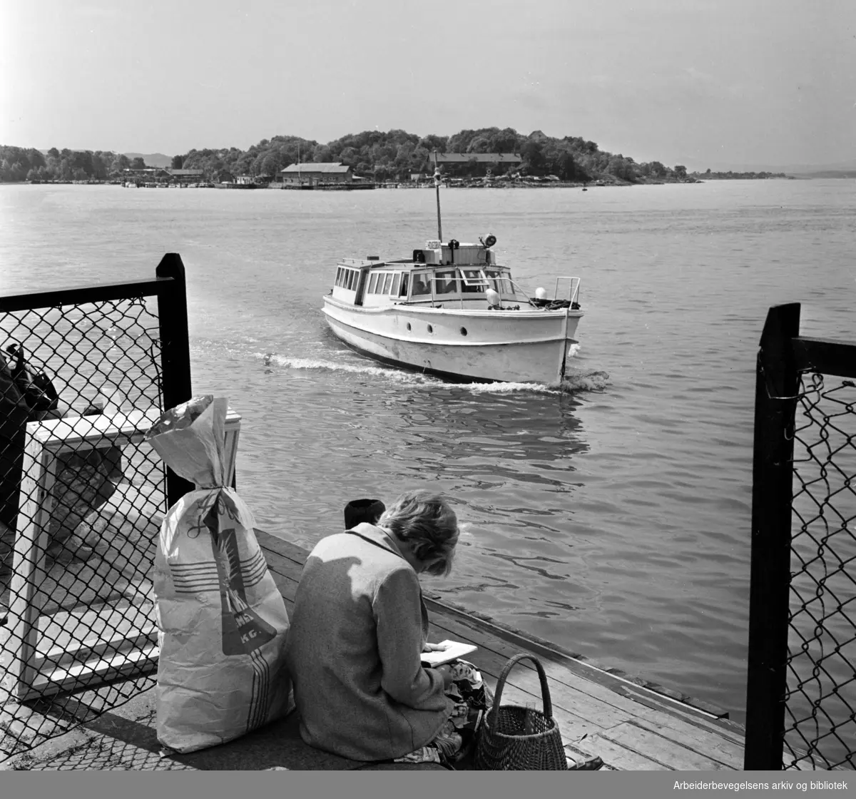 Hovedøya. "Hovedøya ser idyllisk ut på avstand fra brygga som man sitter og venter på ferja". Juni 1962