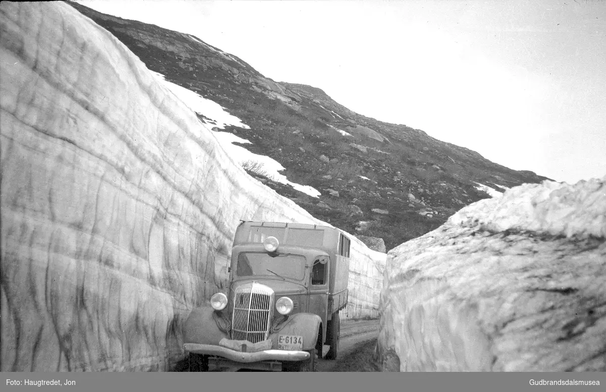 1937-modell Reo lastebil m/hus køyrer gjennom ei snøskjering ved Heillstuguvatnet