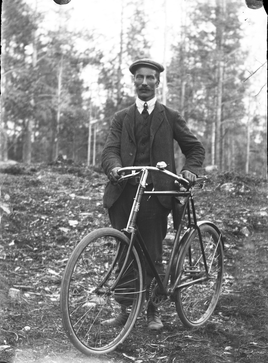 Mann med sykkel i naturen